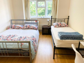 Royal Harrow Stay - Elegant Retreat Near Station